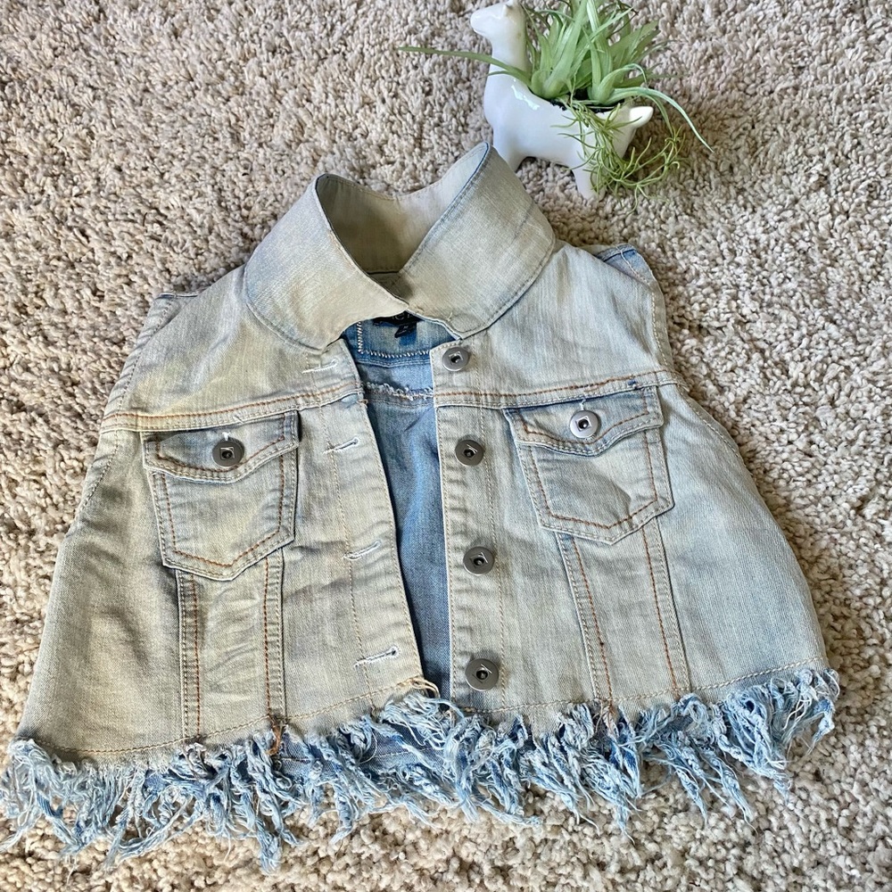 Distressed, fringed washed out crop top denim blue jacket w pockets butt…